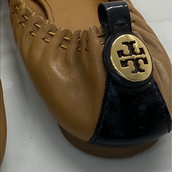 TORY BURCH ABBEY LEATHER/PATTEN SIZE 6 FLATS - Picture 2 of 10